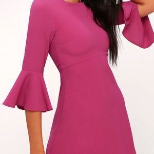 CENTER OF ATTENTION MAGENTA FLOUNCE SLEEVE DRESS